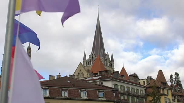 Bandiere colorate sventolano nel vento, bella vista della Cattedrale di Losanna Notre Dame — Video Stock