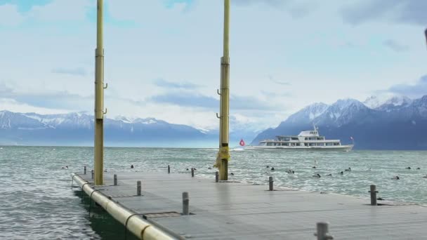 Nöje båten segling Genèvesjön, lågsäsong på Alpine resort, slow motion — Stockvideo