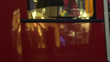 Işıklı Dükkanı windows yansıması moda mankenler, alışveriş merkezi ile