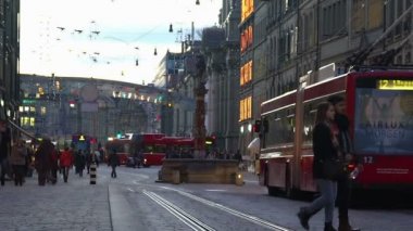 Bern, İsviçre - Ocak 2016 yaklaşık: İnsanlar şehirde. Kalabalık şehir sokakta hareket eden Modern çevre dostu toplu taşıma