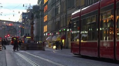 Festival atmosferi dekore edilmiş eski şehir merkezinde insanlar hediyeler için alışverişe gitmek