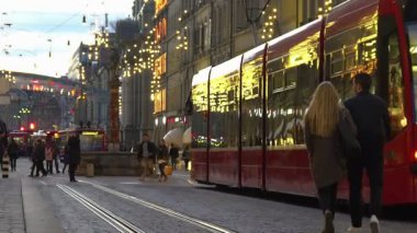 Bern, İsviçre - Ocak 2016 yaklaşık: İnsanlar şehirde. Işıklı eski şehir sokak boyunca akşam yürüyüş zevk aşık Genç çiftler