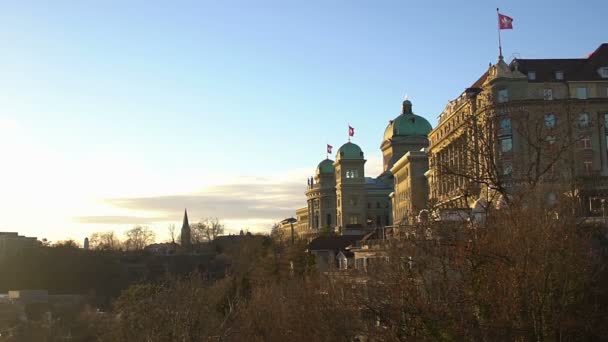 Grand Palace a svájci Parlament Bern, Svájc, zászlók, csapkodó — Stock videók