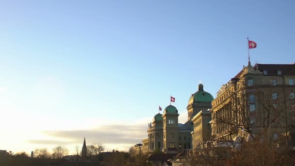 Banderas suizas ondeando en el edificio del parlamento en Berna, Suiza, cámara lenta — Vídeos de Stock