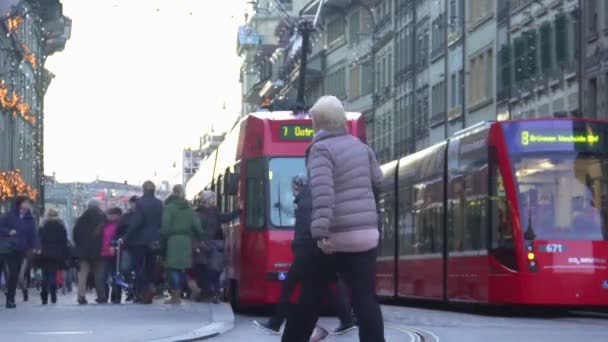 BERN, Schweiz - ca. Januar 2016: Menschen in der Stadt. Wochenende in der Innenstadt, Menschen nutzen modernes Straßenbahnnetz, um durch die Stadt zu reisen — Stockvideo