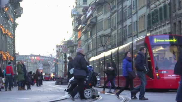 BERN, SUIZA - CIRCA ENERO 2016: Gente en la ciudad. Personas indiferentes caminando por personas con discapacidad, nadie ayuda a una mujer en silla de ruedas — Vídeos de Stock