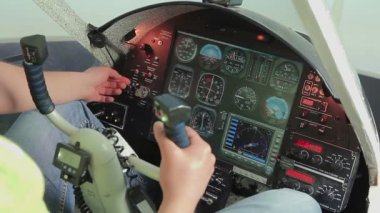 Amatör pilot denetimler, geçiş motoru, uçak kalkışa hazırlanıyor başlangıç