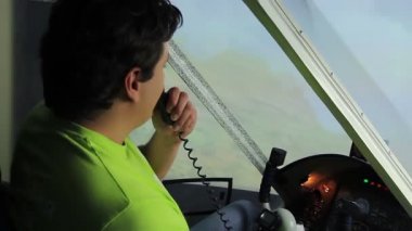Amatör pilot hava trafik kontrolörü radyo uçuş simülatörü ile konuşuyor