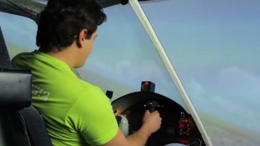 Uçak simülatörü uçuş çocuksu heyecan, eğlence ile zevk adam