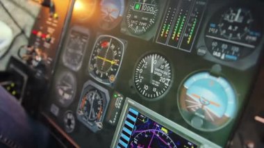 Kokpit paneli gösteren uçuş detayları, yükseklik ve hız ölçme aletleri