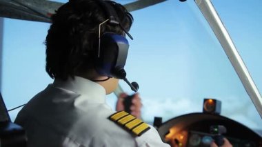 Profesyonel sivil havacılık pilot uçuş detayları denetleyicisine radyo yolu ile geçen