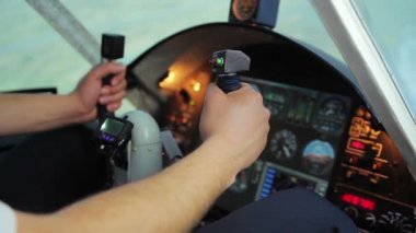 Eller erkek pilot dönüm direksiyon simidi, kokpit paneli üzerindeki denetimler arasında geçiş yapma