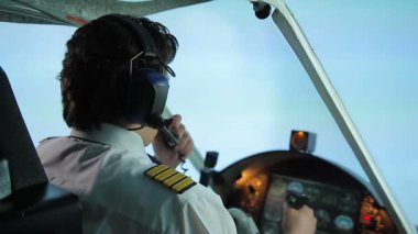 Hava trafik kontrolörü için iniş izni istiyor, pilot konuşuyor endişeli
