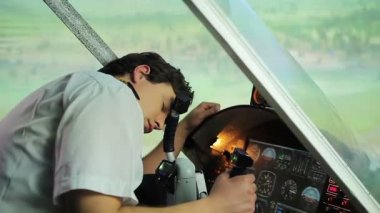 Direksiyon simidinde, kontrolsüz uçan uçak yalan bilinçsiz ya da ölü pilot
