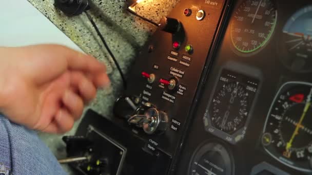 Tecla de giro manual masculina para arrancar el motor, controles de conmutación, despegue de aeronaves — Vídeo de stock