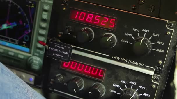 Commandes de virage à la main du pilote sur le panneau du poste de pilotage, connexion au canal radio — Video