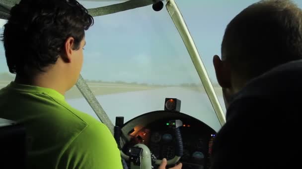 Formação de professores e alunos iniciantes em simulador de voo na escola de aviação — Vídeo de Stock