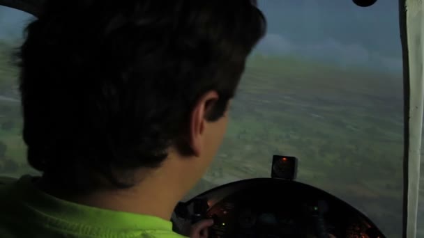 Anak muda berpura-pura menjadi pilot, bermain video game di simulator penerbangan — Stok Video