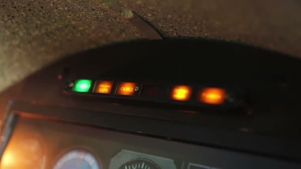 Brandalarm indicator knippert rood op cockpit paneel, dringende waarschuwingssignaal — Stockvideo