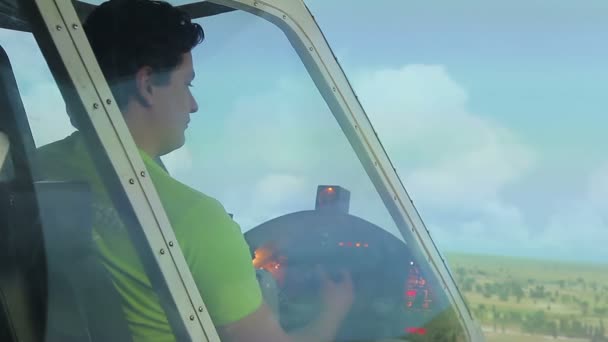 Manlig pilot navigera ljust sportflygplan, manövrering med ratt — Stockvideo