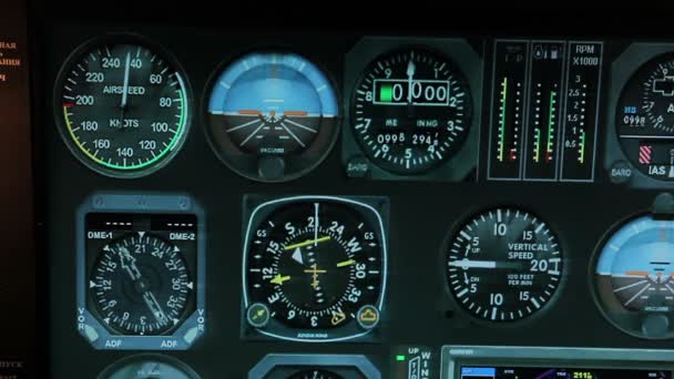 Система управления полетом с указанием высоты и скорости, навигация самолета — стоковое видео