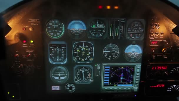 Smoke filling flight simulator cabin, computer software imitating accident — Stock Video