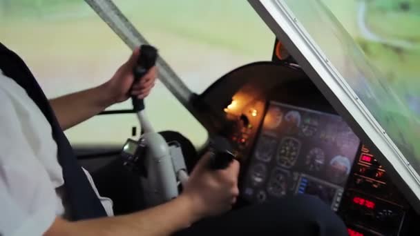 Самолет падает на землю, больной пилот пытается контролировать полет, авиакатастрофа — стоковое видео