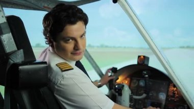Mutlu pilot kameraya, gülümseyen başparmak tabela, havacılık alanında başarılı kariyer