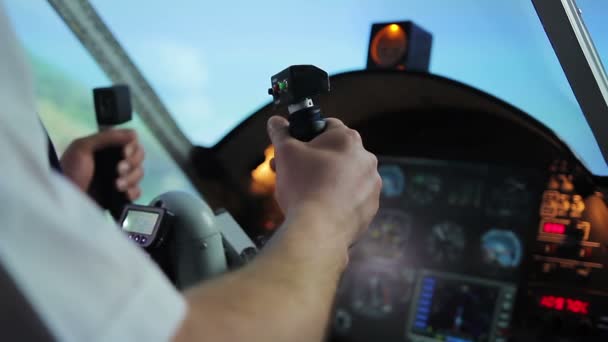 Professionele piloot lijden tremor, handen schudden tijdens vlucht, gezondheidsprobleem — Stockvideo