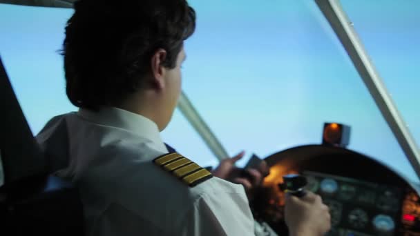 Piloto profesional navegando aviones de pasajeros en zona de turbulencia peligrosa — Vídeos de Stock