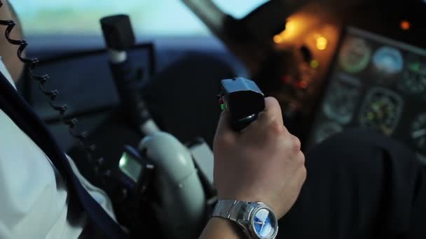 Piloto profissional coordenando detalhes de voo, falando em rádio para controlador — Vídeo de Stock