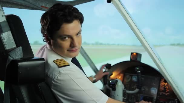 Feliz piloto sonriendo a la cámara, pulgares hacia arriba signo, exitosa carrera en la aviación — Vídeo de stock