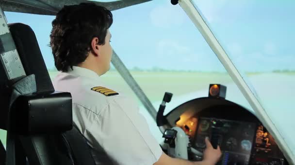 Успішний пілот посміхається для камери з великими пальцями вгору жестом, задоволений роботою — стокове відео