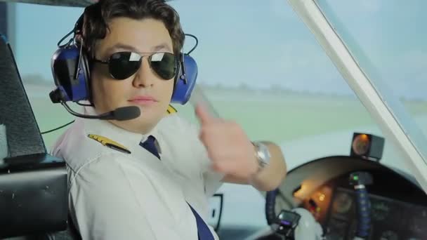 Aviador profesional haciendo pulgares hacia arriba signo de cámara, servicios de aerolíneas confiables — Vídeo de stock