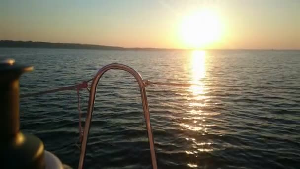 Vista do iate no pôr do sol incrível, bela paisagem marinha a bordo do navio, barco — Vídeo de Stock