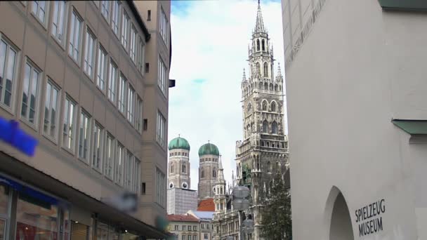 Edificio del nuevo Ayuntamiento y catedral en Marienplatz, Múnich. Lugar de interés — Vídeo de stock