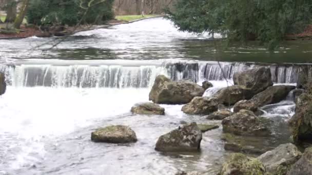 Aguas relajantes de la cascada del río, corriente salpicando sobre piedras, eternidad, tiempo — Vídeos de Stock