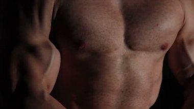 Güçlü vücut geliştirmeci'nın kas gövde, sportif adam mükemmel bir vücut, closeup gösterilen