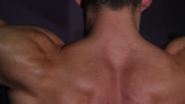 Közeli kép a férfi profi testépítő a masszív izmos karok és a vállak — Stock videók