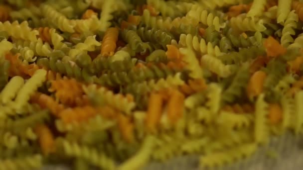 Weibliche Hand, die eine Handvoll Makkaroni nimmt, italienische Küche, gesunde Lebensmittelproduktion — Stockvideo