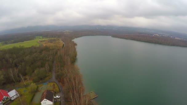 Aerial shot of wide river, forest, village houses, beautiful nature, top view — Stock Video