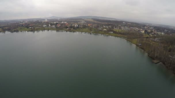 Foto aerea della piccola città vicino al lago, vista dall'alto della zona rurale, paesaggio autunnale — Video Stock