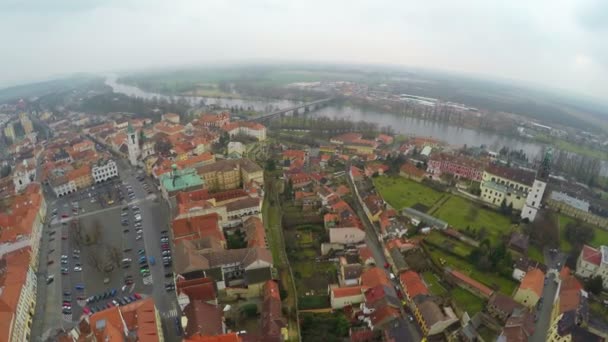 Widok z góry pięknej architektury w starego miasta, na brzegu rzeki, zwiedzanie — Wideo stockowe