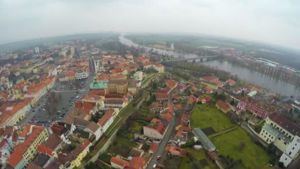 Luchtfoto van Europese stad met historische architectuur, uitzicht vanaf helikopter — Stockvideo