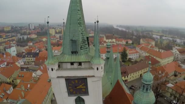 Luchtfoto van main klok op oude stadhuis toren, mooie stad met rode daken — Stockvideo