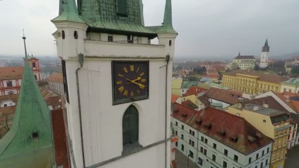 ゴシック様式市庁舎タワー、歴史的建造物の美しい古い時計の空中写真 — ストック動画