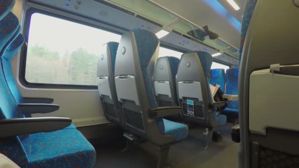 De nombreux sièges vides sur le train express interurbain confortable se déplaçant à grande vitesse — Video