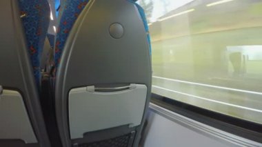Bakış açısı ile pencereden dışarı bakarak tren ile seyahat yolcu