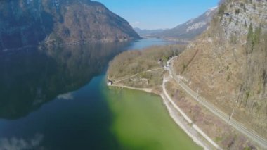 Dağ alt, güzel göl, turizm, serpantin demiryolu havadan görünümü