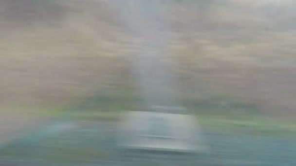 Vue monotone par la fenêtre du bus interurbain, les transports en commun, long voyage, chemin 